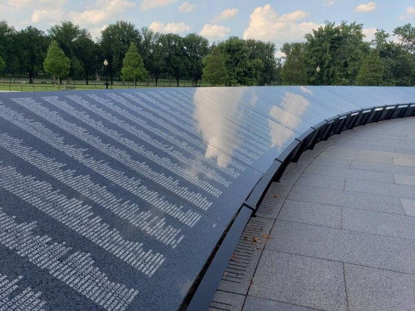 미국 워싱턴DC에 있는 한국전쟁 기념공원 내 참전용사 '추모의 벽'이 공식 완공을 앞두고 있다. 한국전쟁 전사자의 이름이 새겨진 '추모의 벽' 전경(연합뉴스)