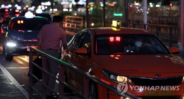 국토교통부는 서울을 중심으로 심각해지는 심야 택시 승차난을 해소하기 위해 카카오택시 등 플랫폼 택시에 '탄력요금제'를 도입하는 방안을 추진할 예정이다. [사진=연합뉴스]