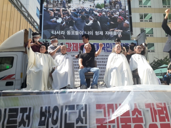 이향란 위원장 포함 탈북민 5명이 7월 25일 더불어민주당사 앞에서 강제북송에 항의하며 삭발을 하고 있다.