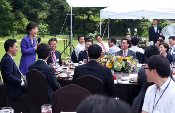 박근혜 대통령이 31일 청와대 녹지원에서 열린 출입기자단 오찬에서 건배하고 있다. 2013.5.31(사진=연합뉴스)