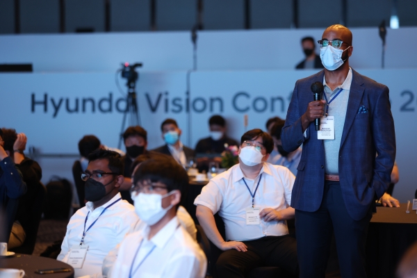 지난 3일 열린 ‘현대 비전 컨퍼런스(Hyundai Vison Conference)’에서 참석자가 질문하는 모습. [사진제공=현대자동차]