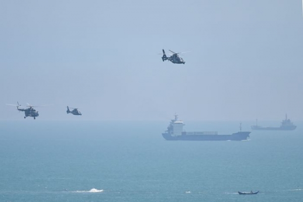 중국 인민해방군 헬리콥터가 대만 인근의 핑탄 섬 상공을 날아가는 모습. [사진=월스트리트저널]
