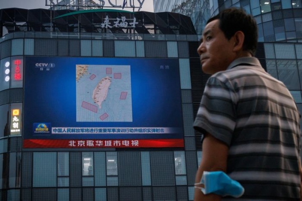 3일 베이징의 한 건물 스크린에 국영 방송에서 대만 포위 훈련 관련 작전 지도를 방송하고 있는 모습. [사진=월스트리트저널]