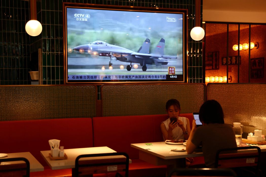 베이징의 한 식당 텔레비전에 대만 인근에서 훈련 중인 중국 인민해방군 뉴스가 나오는 모습. [사진=월스트리트저널]