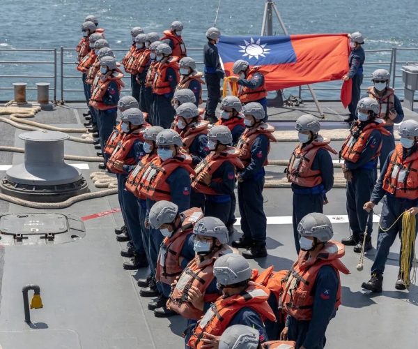 대만 해군이 지난달 마지막 주에 연례 해군 훈련을 하고 있다. 그 가운데 대만군 병사들이 선상에 도열한 모습. [사진=뉴욕타임즈]