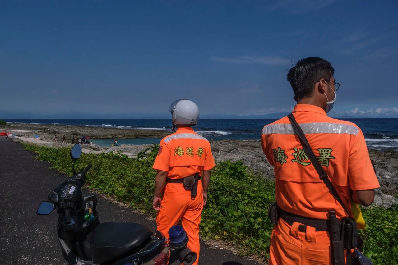 대만 해안경비대가 6일 중국 군사 훈련이 이뤄지고 있는 구역 중 하나인 류추 섬을 순찰하고 있다. 류추 섬은 대만 본섬에서 남서쪽으로 약 13km 떨어져 있으며 면적은 6.8km², 인구는 1만3천여명이다. [사진=뉴욕타임즈]