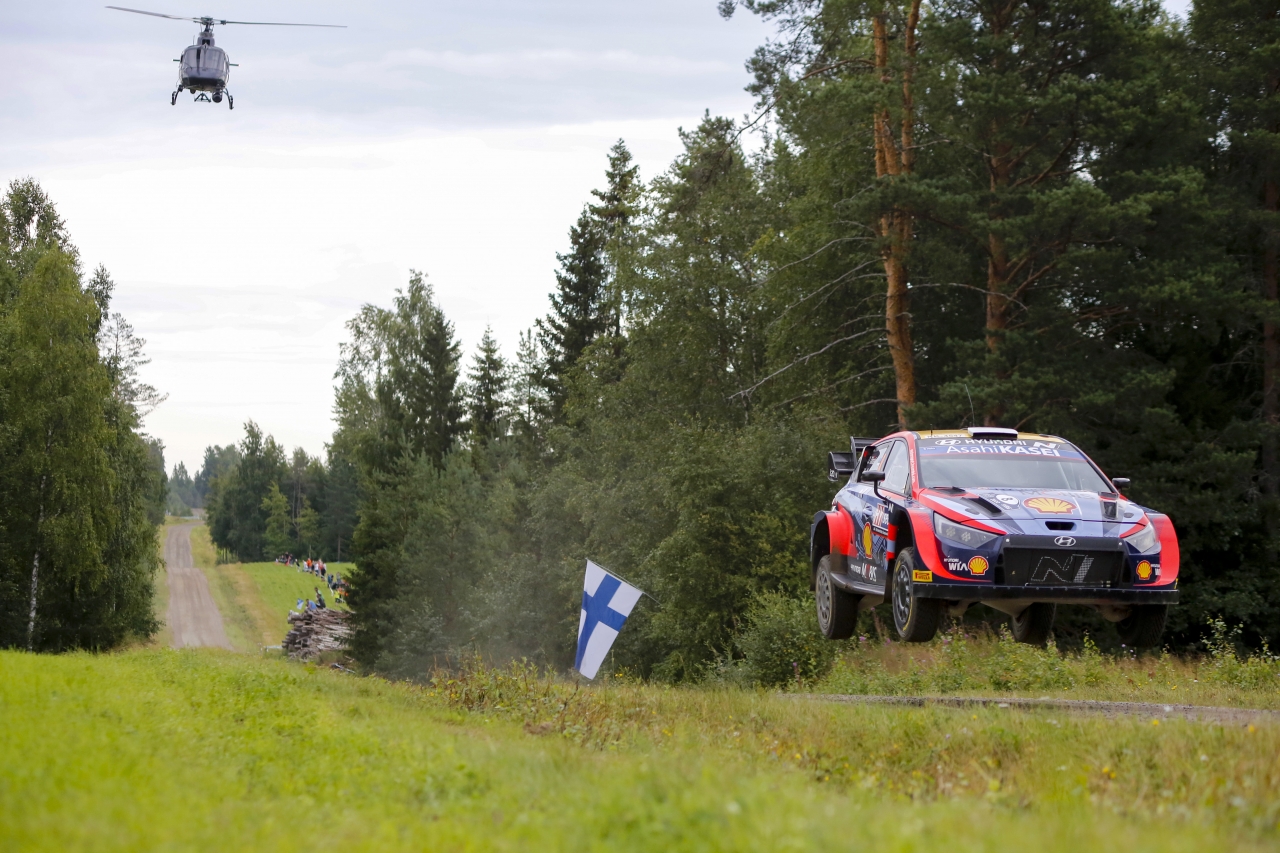 '2022 월드랠리챔피언십' 8번째 라운드 핀란드 랠리에서 현대자동차 'i20 N Rally1 하이브리드' 경주차가 주행하고 있는 모습 [사진제공=현대자동차]
