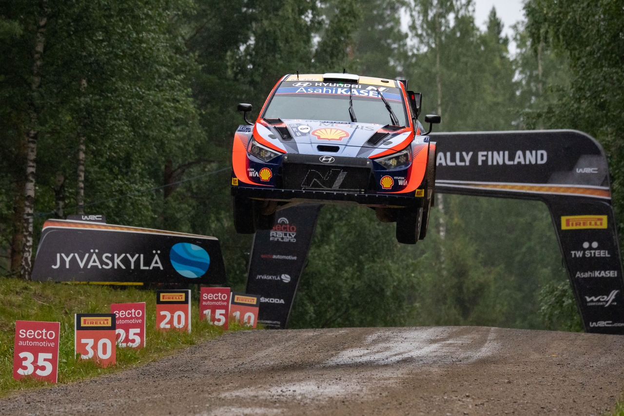 '2022 월드랠리챔피언십' 8번째 라운드 핀란드 랠리에서 현대자동차 'i20 N Rally1 하이브리드' 경주차가 주행하고 있는 모습 [사진제공=현대자동차]