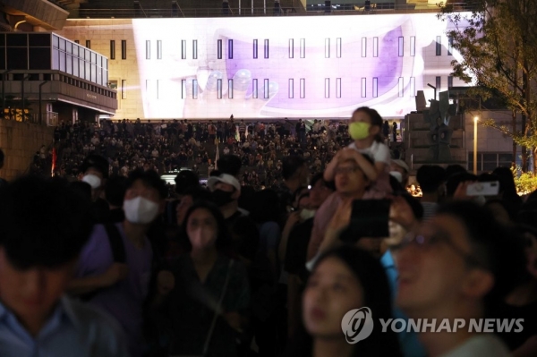 6일 오후 서울 종로구 광화문에서 열린 광장 개장기념 행사 '광화문 광장 빛모락(樂)'에서 펼쳐진 미디어 파사드를 시민들이 관람하고 있다. 2022.8.6(사진=연합뉴스)