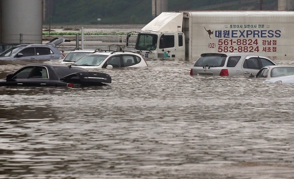 새벽부터 집중호우가 내린 2013년 7월 22일 오전 탄천의 물줄기가 불어나 서울 탄천주차장에 주차된 차량이 물에 잠겨 있다. 2013.7.22(사진=연합뉴스)