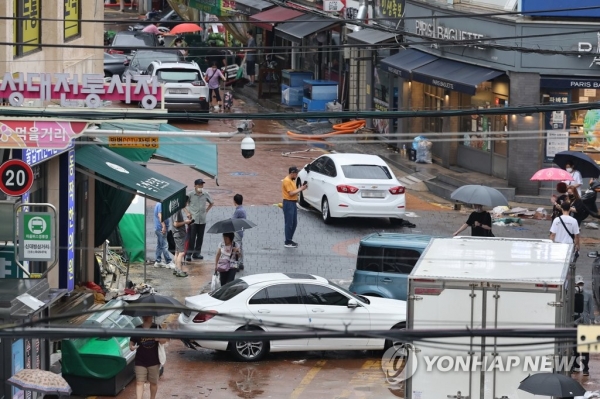 9일 오전 서울 동작구 신대방 삼거리 인근 도로에 간밤의 폭우에 침수된 차들이 뒤엉켜 멈춰 서 있다. [사진=연합뉴스]