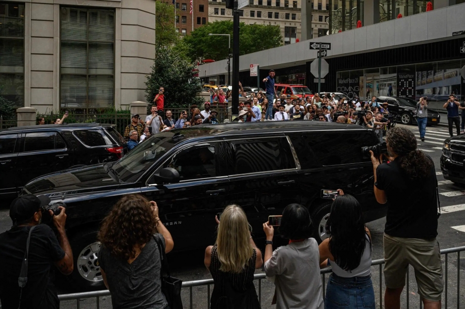 현지시간 10일 오전 9시경 트럼프 전 대통령이 탄 SUV차량이 뉴욕 검찰청 앞으로 들어가는 모습 [사진=뉴욕타임즈]