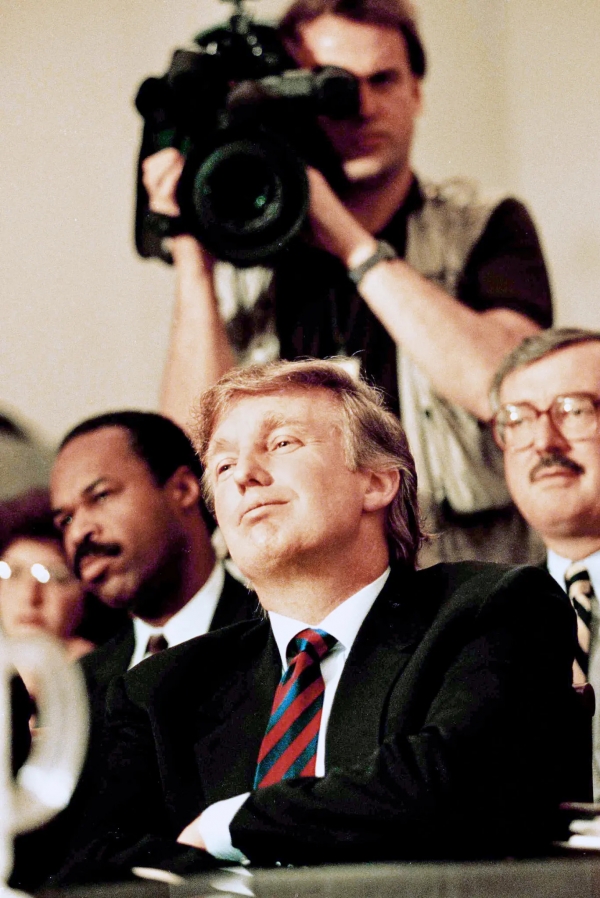 1991년 당시의 도날드 트럼프. 일각에선 트럼프 전 대통령이 자신에 대한 법적 소송을 '자신을 불공정하게 비난하려는 노력'으로 오랫동안 묘사해왔으며 이는 '역사'라 해도 될 정도로 그의 인생에서 나타나는 특징이라 보기도 한다. [사진=뉴욕타임즈]