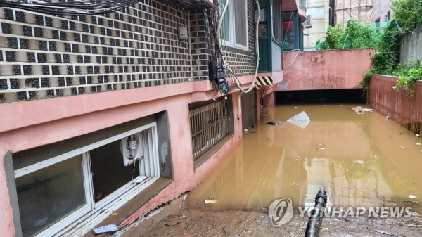 지난 8일 오후 9시 7분쯤 서울 관악구 신림동의 한 반지하 주택에서 폭우로 인한 침수로 일가족 3명이 사망하는 사고가 발생했다. 사진은 침수 현장. [사진=연합뉴스]