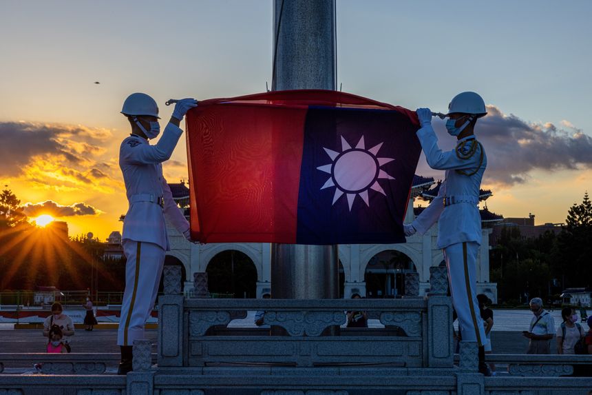 지난 9일 대만 타이페이 자유광장에서 대만 국기인 청천백일만지홍기 하강식이 진행되는 모습. [사진=월스트리트저널]