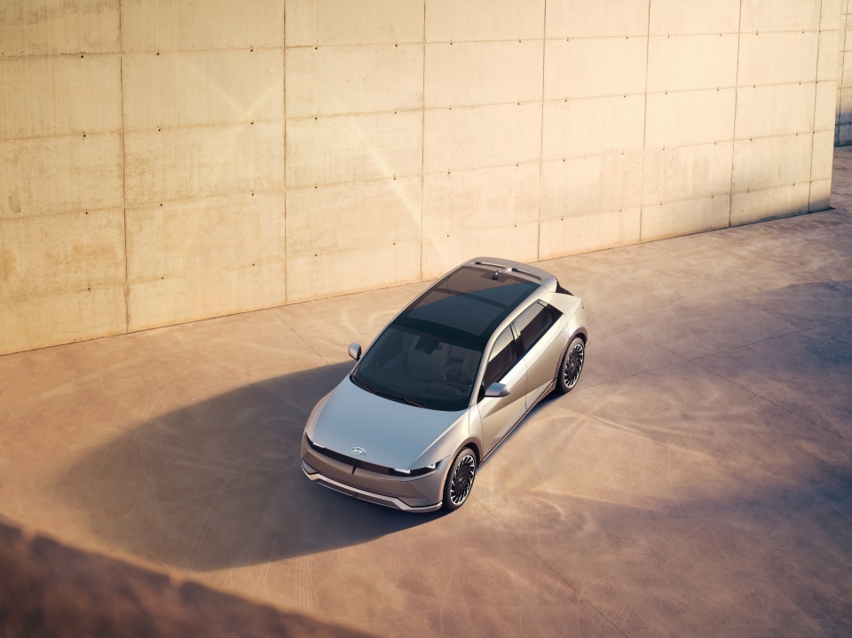 현대자동차 아이오닉 5가 미국 자동차 전문지 카앤드라이버(Car and Driver)가 발표한 ‘2022 올해의 전기차’에 선정됐다. [사진제공=현대자동차]