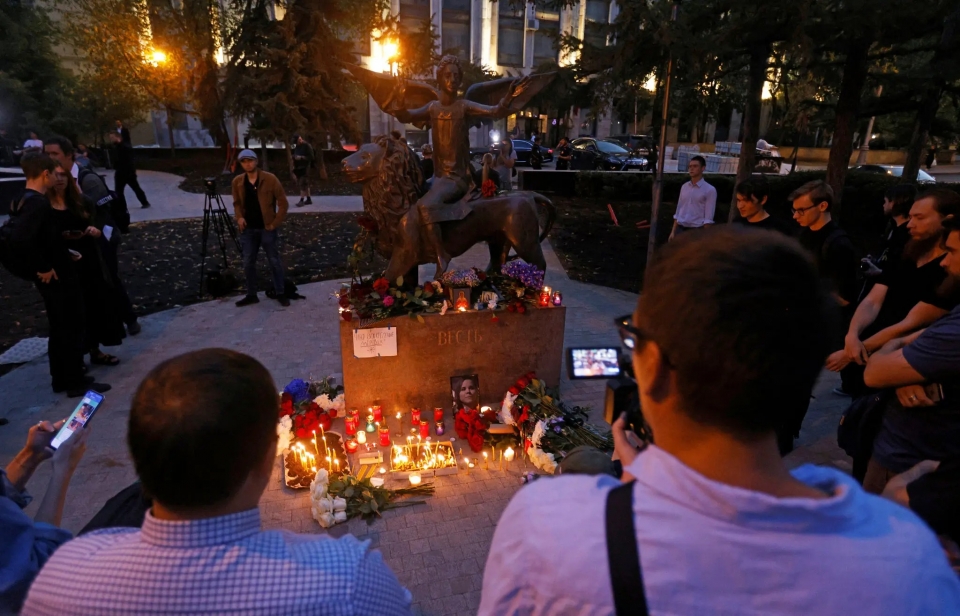 다리야 두기나의 사망을 추도하는 러시아 시민들. [사진=뉴욕타임즈]