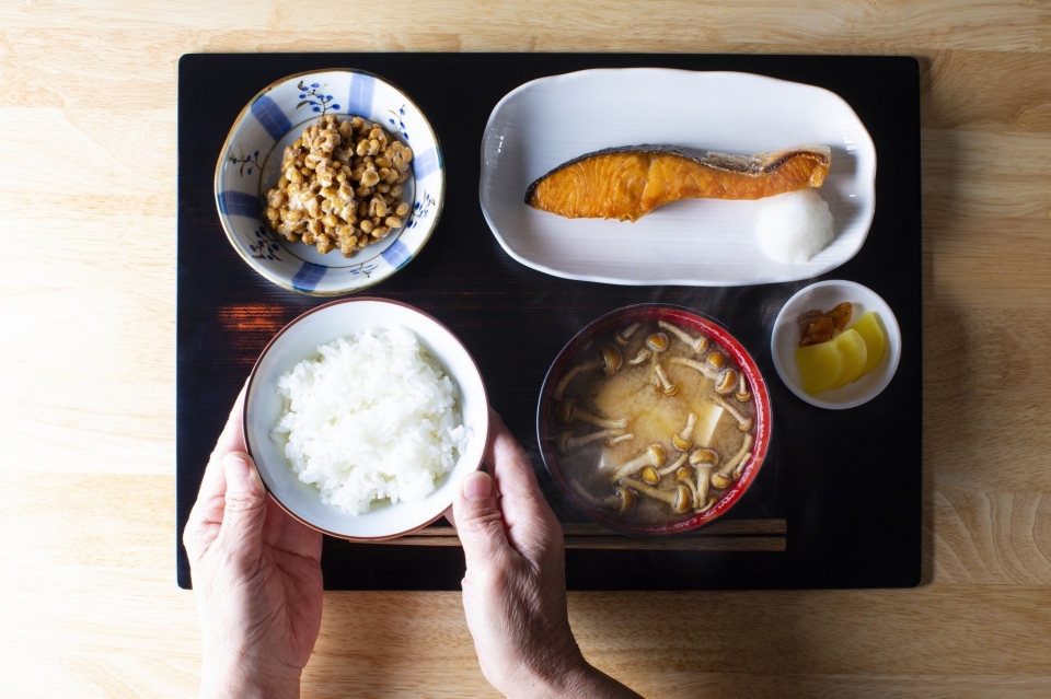 일본의 전통 식단인 '쌀밥, 된장국, 생선구이'. 하지만 일본인들의 식습관 변화로 일본산 쌀 소비량은 줄어들었고, 그 결과 일본의 식량 자급률도 대폭 감소했다. 이로 인해 '식량안보' 문제가 불거졌단 평가다. [사진=블룸버그]