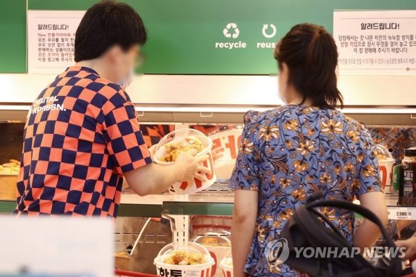 착한 가격으로 인기가 높은 대형마트 치킨(사진=연합뉴스)