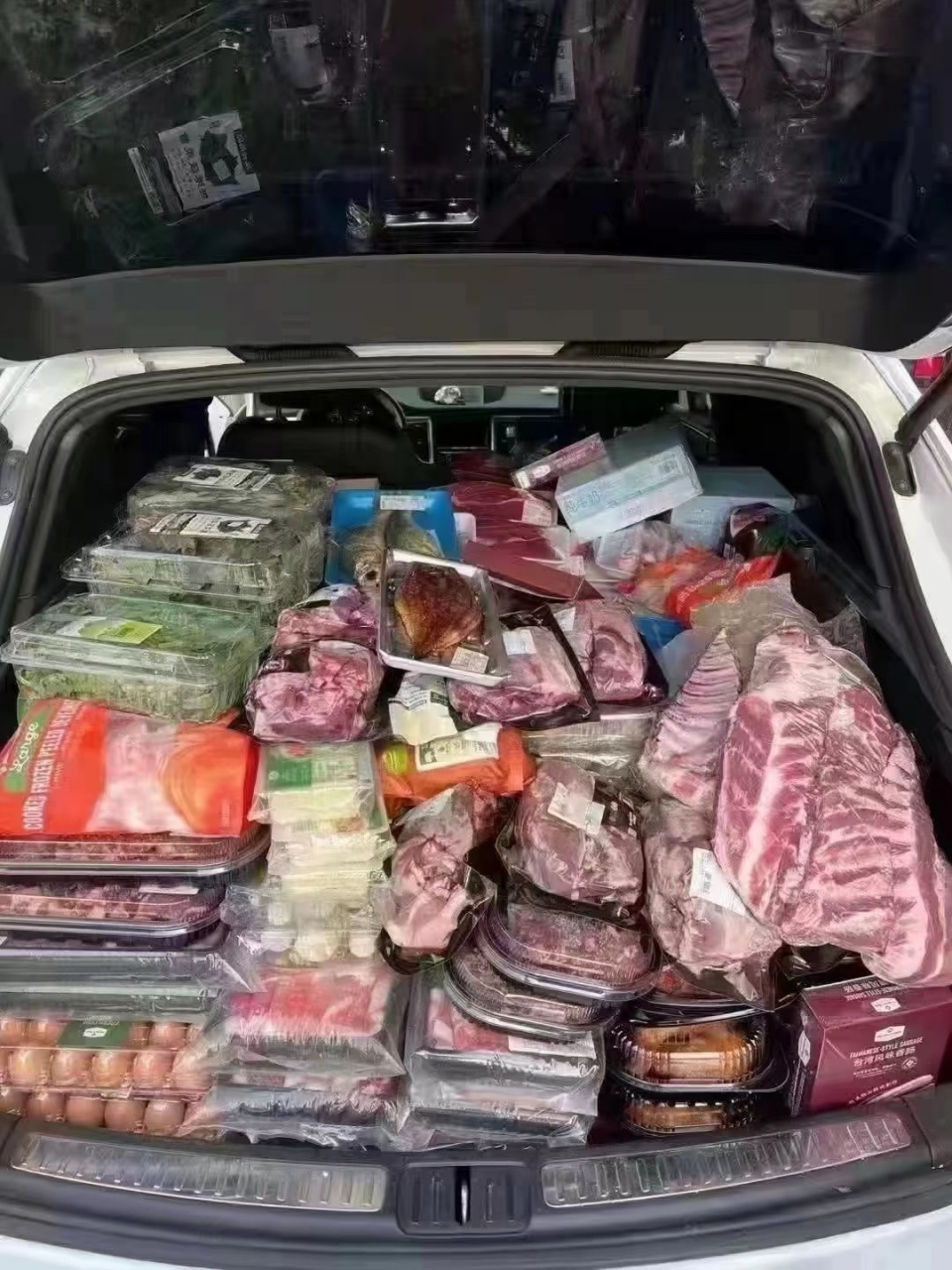 청두에 실시될 '코로나 제로'  조치는 강제 격리·봉쇄 조치가 포함돼 있다. 그동안 식량을 구하지 못할 것이라 생각한 청두 시민들은 차에 실을 수 있는 최대한의 식량을 구매해 집으로 가져간다. [사진=트위터]