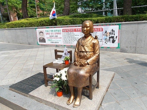 주한 일본대사관 앞에 설치된 소녀상.