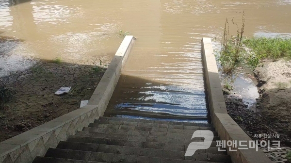 물에 잠긴 산책로 계단(사진=선우윤호 기자)