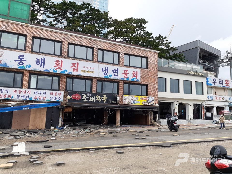 부산 송도 해안 주변의 식당 1층의 피해가 비교적 큰 것으로 보인다. [사진=박준규=