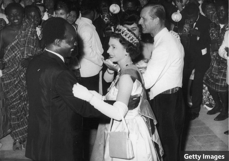 엘리자베스 2세가 1961년 가나를 방문해 콰메 은크루마 초대 가나 대통령과 춤을 추는 모습. 당시 가나는 영국 대신 소련을 중시하는 외교 정책을 추진하기 직전이었다. 하지만 엘리자베스 2세가 가나를 방문함으로써 상황은 역전됐다. [사진=BBC]