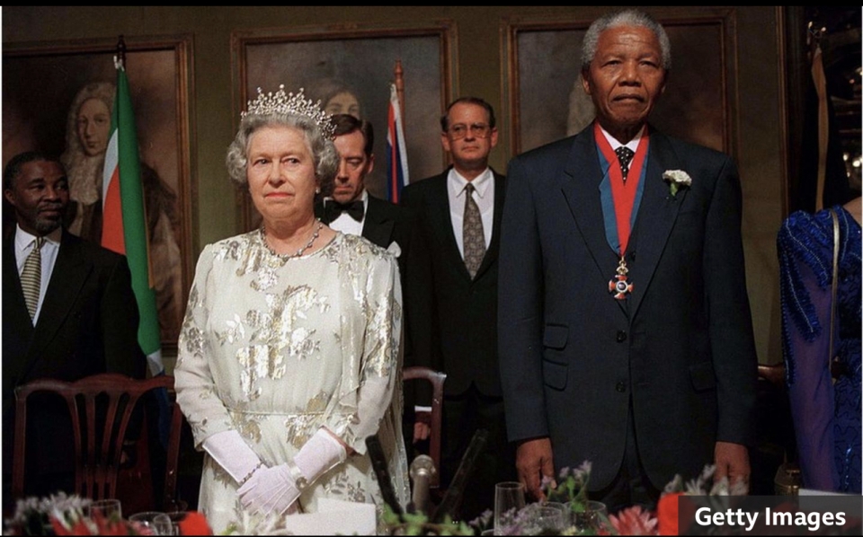 엘리자베스 2세가 1995년 남아프리카 공화국을 방문해 넬슨 만델라 전 대통령을 만난 모습. [사진=BBC]