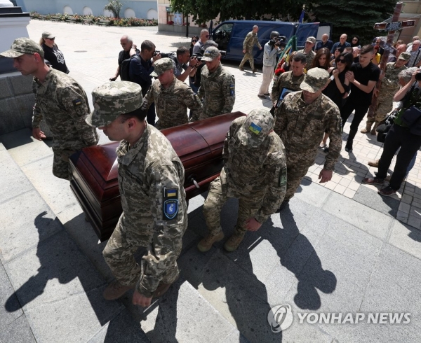 우크라이나 군인들이 러시아와의 전투에서 전사한 전우의 관을 들고 이동하고 있다.(사진=연합뉴스)