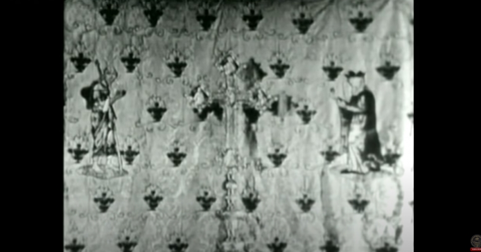 엘리자베스 2세가 즉위한 지 16개월이나 지난 1953년 6월 2일 마침내 웨스트민스터 사원에서 대관식이 열렸다. 이는 이례적으로 텔레비전을 통해 동시 생중계됐다. 하지만 대관식 중에서도 가장 신성한 '도유식'만은 중계되지 않았다. 도유식 과정이 태피스트리를 통해 가려진 모습. [사진=유튜브]