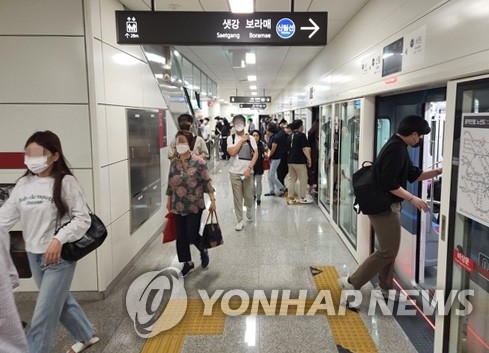 지하철을 이용하는 승객들(사진=연합뉴스)