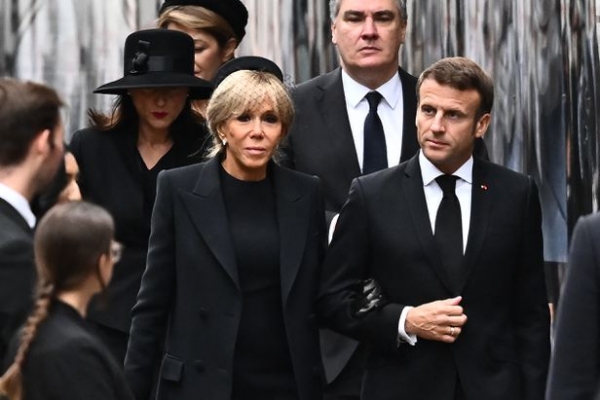 에마뉘엘 마크롱(오른쪽) 프랑스 대통령과 영부인 브리지트 여사가 19일(현지 시각) 열린 영국 엘리자베스 2세 여왕의 장례식에 참석하고 있다. 브리지트 여사는 베일 달린 모자를 쓰고 있다. [사진=AFP 연합뉴스]