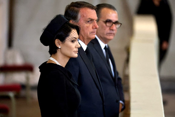 자이르 보우소나루(가운데) 브라질 대통령과 부인인 미셸리(왼쪽) 여사가 영국 런던 웨스트민스터 사원에서 열린 엘리자베스 2세 영국 여왕의 장례식에 참석하고 있다. 미셸리 여사가 베일 달린 모자를 쓰고 있다. [사진=로이터 연합뉴스]