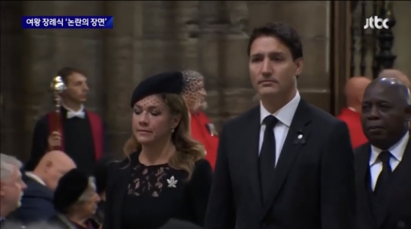 쥐스탱 트뤼도 캐나다 총리(가운데)의 부인 소피 그레고어 여사(왼쪽)가 베일이 달린 모자를 쓰고 엘리자베스 2세 영국 여왕의 장례식에 참석하고 있다. [사진=JTBC 캡처]