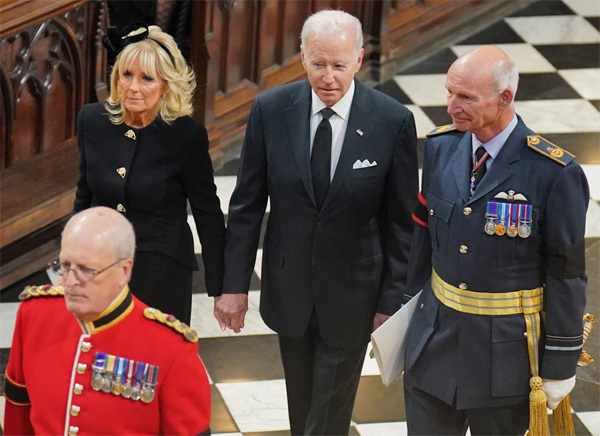 조 바이든 미국 대통령과 질 바이든 여사가 19일(현지시간) 엘리자베스 2세 여왕의 장례식장인 영국 런던 웨스트민스터 사원에 입장하고 있다. 바이든 여사는 나비 모양의 머리장식을 하고 있다. [AFP·로이터=연합뉴스]