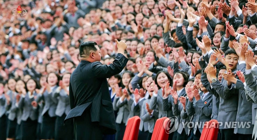 북한 조선중앙TV가 2일 보도한 김정은의 모습. 그는 열병식 참가 청년들을 향해 오른손 엄지손가락을 치켜들고 있다.2022.5.2(사진=연합뉴스)