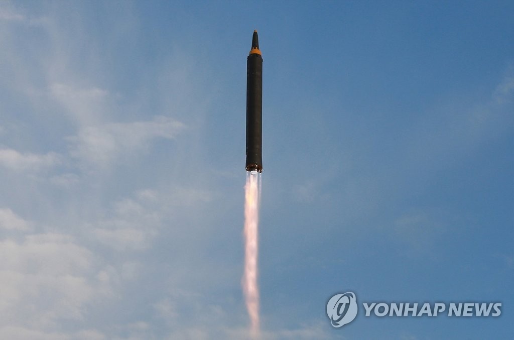 북한의 중장거리탄도미사일 '화성-12형'의 모습. [사진=연합뉴스]