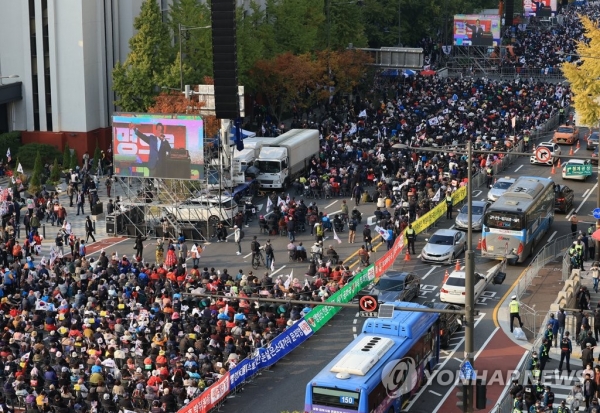 22일 오후 서울 시청역 일대가 대규모 집회로 일부 구간 교통 정체를 빚고 있다. 이날 세종대로에서는 '자유통일 주사파 척결 국민대회'가 열렸고, 시청역 앞에서는 '전국집중 촛불 집회'가 열렸다.[사진=연합뉴스]