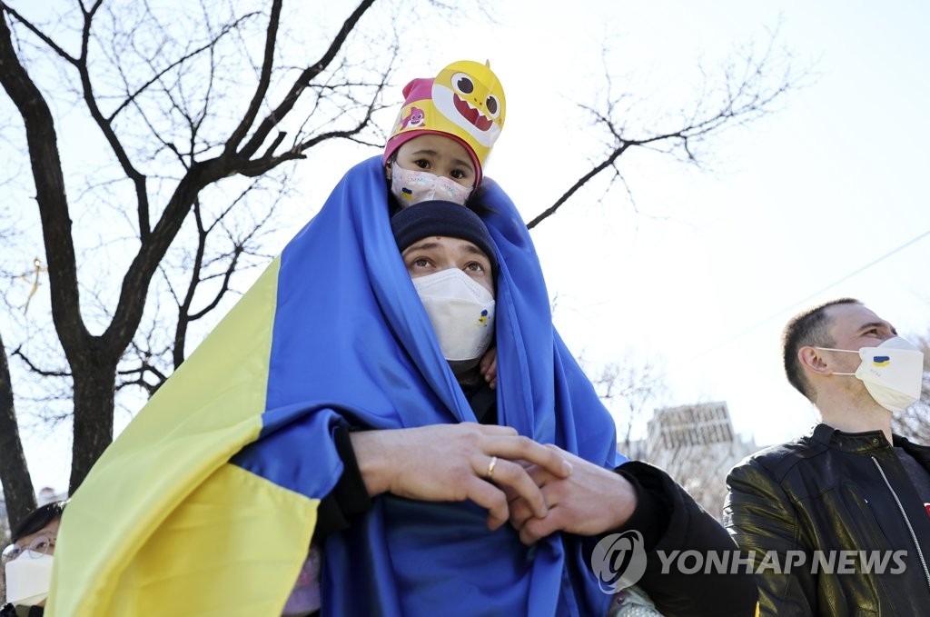 지난 3월 6일 재한 우크라이나인들이 서울 러시아대사관 앞에서 러시아의 우크라이나 침공을 규탄하는 시위를 여는 모습. [사진=연합뉴스]