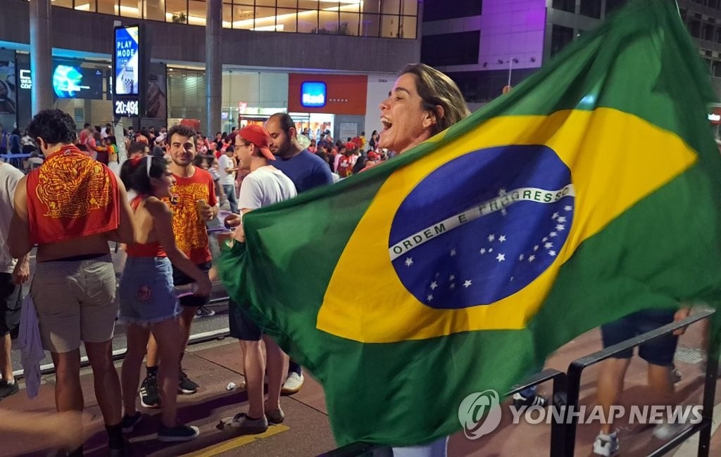 지난 달 30일(현지 시각) 브라질 상파울루 파울리스타 대로에 룰라 전 대통령의 승리를 축하하는 시민들이 쏟아져 나온 모습. [사진=연합뉴스]