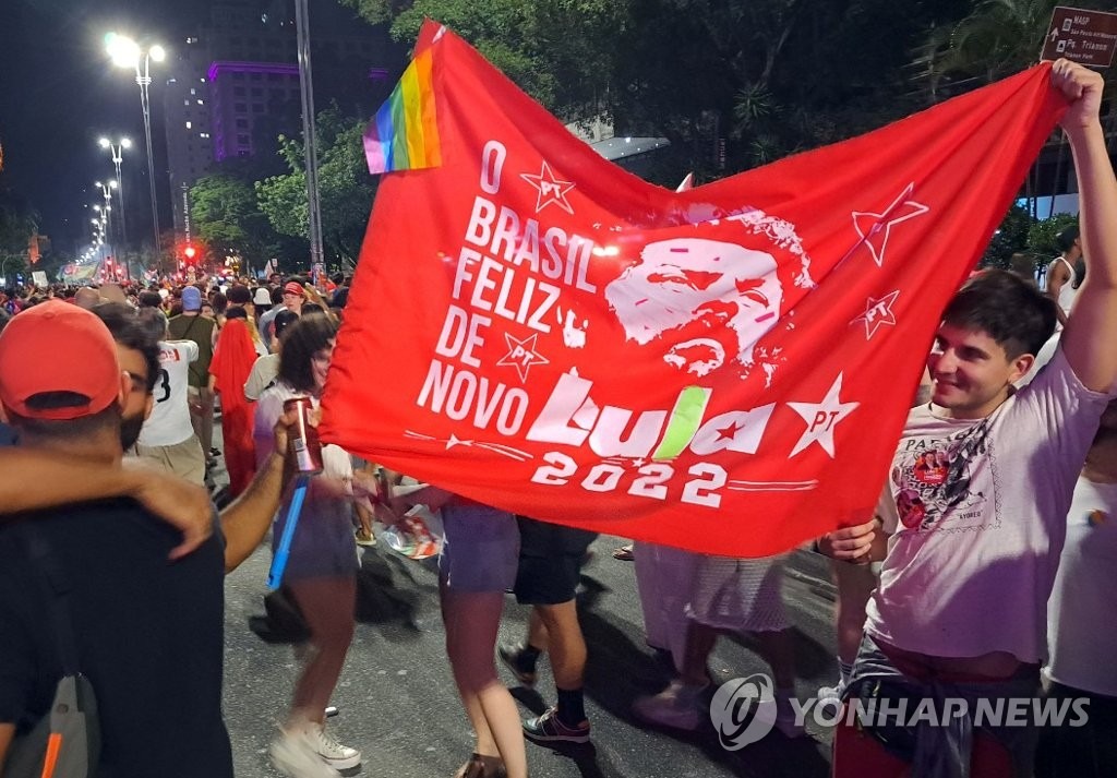 지난달 30일(현지 시각) 브라질 상파울루에서 시민들이 룰라 전 대통령의 당선을 축하하기 위해 거리로 나온 모습. [사진=연합뉴스]