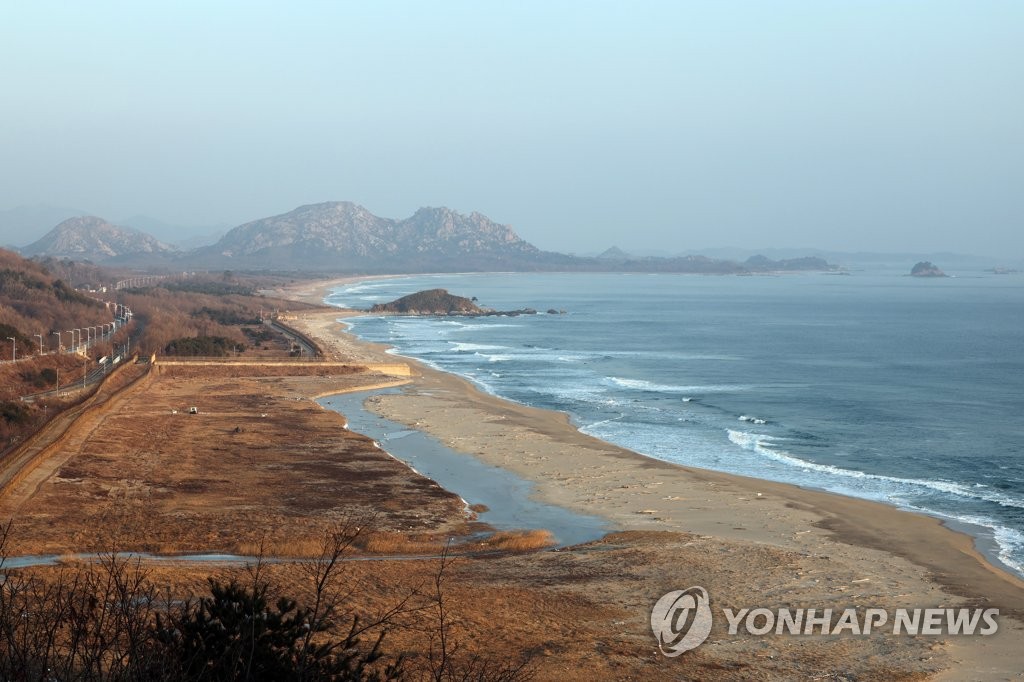 16일 강원도 고성군 통일전망대에서 바라본 금강산 가는 길과 북한 모습. 2022.1.16(사진=연합뉴스)