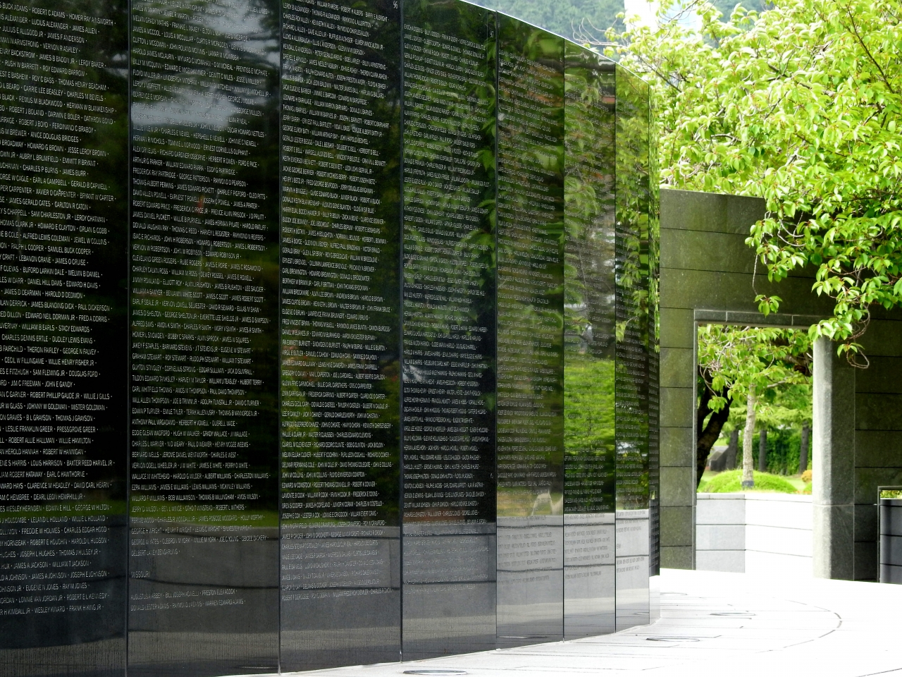 검은 벽에 모든 전사자의 이름을 새긴 추모 명비. 유엔기념공원 중앙에 자리하고 있다.