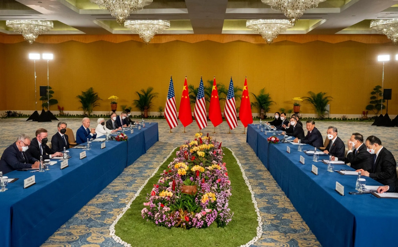 미중 정상회담이 열리는 모습. 바이든 대통령을 비롯해 미국 당국자 측은 왼편에, 시 주석을 비롯해 중국측은 오른편에 앉았다. [사진=뉴욕타임스]