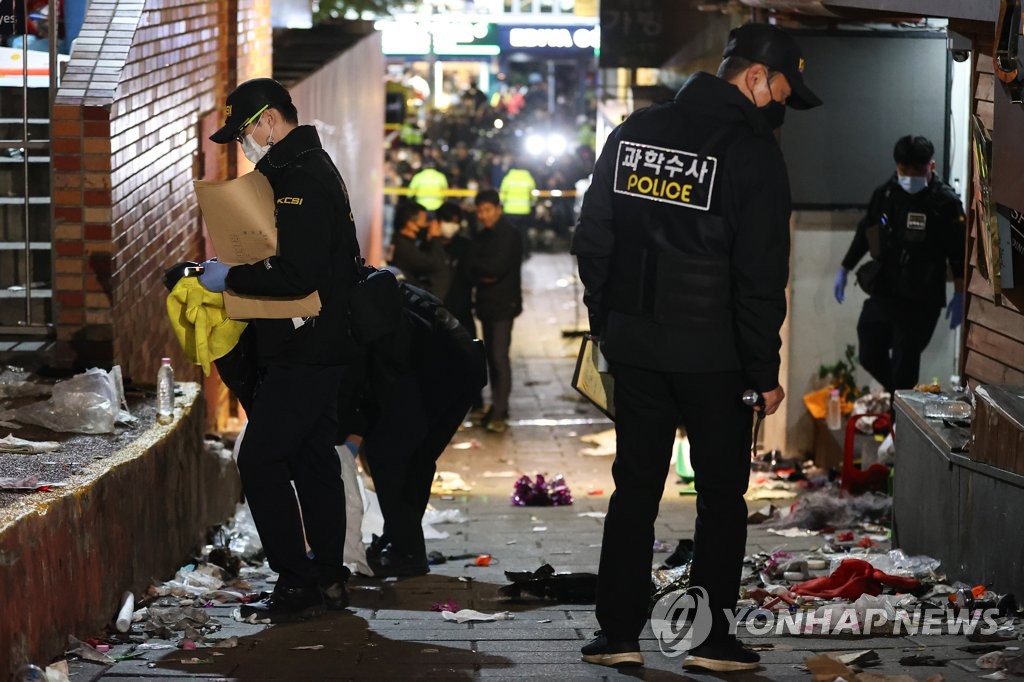 30일 오전 과학수사대원 등 경찰들이 서울 용산구 이태원 인명사고 현장을 살펴보고 있다. 2022.10.30(사진=연합뉴스)