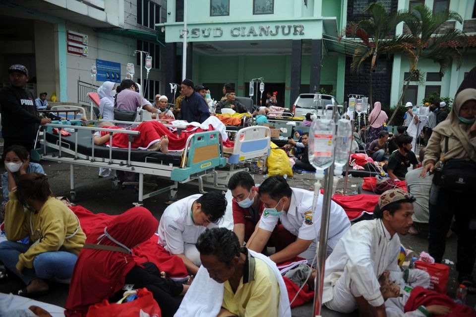 21일(현지시각) 인도네시아 자바섬 치안주르에서 지진이 발생했다. 현재까지 사망자는 160명 이상, 부상자도 300명 이상인 것으로 알려졌다. 지역 병원에 지진으로 인한 부상자들이 실려와 긴급 의료조치를 받고 있는 모습. [사진=로이터]