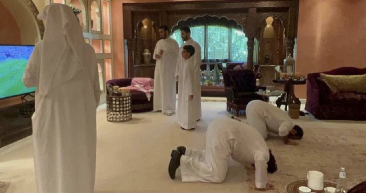 22일(현지시각) 카타르 월드컵 C조 16강전에서 사우디아라비아가 아르헨티나를 상대로 예상 외의 승리를 거두자 이에 기뻐한 무함마드 빈 살만 사우디 왕세자 겸 총리가 무릎을 꿇고 바닥에 입을 맞추는 이슬람식 감사를 하며 기뻐하고 있다. [사진=인스타그램 캡처]