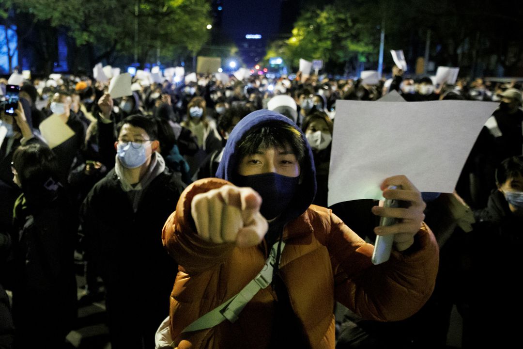 27일 중국 베이징에서 '백지' 시위를 벌이는 시위대. 이들은 시위를 폭력 진압하려는 중국 당국에 항의해 흰색 종이를 들기 시작했다. [사진=로이터]