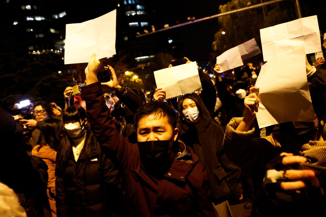 흰색 종이를 들고 시위를 벌이고 있는 중국인들. [사진=로이터]